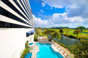 eine Luftansicht eines Hotels mit Pool und Fluss in der Unterkunft Sheraton Miami Airport Hotel and Executive Meeting Center in Miami
