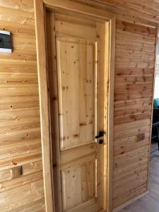 una puerta en una habitación con una pared de madera en One day in the village/ერთი დღე სოფელში, en Batumi