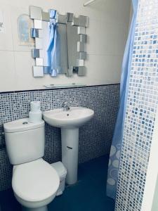 łazienka z toaletą i umywalką w obiekcie Petit Room, Habitación w mieście Conil de la Frontera