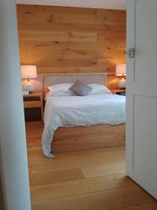1 dormitorio con 1 cama, suelo de madera y 2 lámparas en Cozy country retreat in fashionable Roma, en Ciudad de México