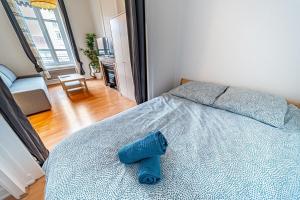 um brinquedo azul numa cama num quarto em Chez Florence- cosy 2 pers-métro Grange Blanche em Lyon