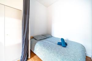 um pequeno quarto com uma cama e um espelho em Chez Florence- cosy 2 pers-métro Grange Blanche em Lyon
