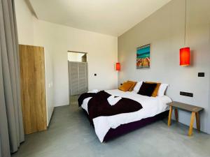 - une chambre avec un grand lit et une table dans l'établissement Maison Luxueuse à Essaouira, à Essaouira
