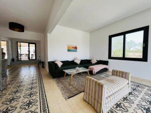 - un salon avec un canapé et une table dans l'établissement Maison Luxueuse à Essaouira, à Essaouira