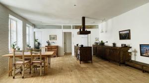 cocina y comedor con mesa y sillas en ApartmentInCopenhagen Apartment 1541, en Copenhague