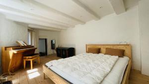 1 dormitorio con 1 cama grande y piano en ApartmentInCopenhagen Apartment 1541 en Copenhague