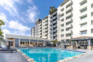 an image of the pool at a hotel at Four Points by Sheraton Los Angeles Westside in Los Angeles