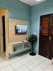 a room with a flat screen tv on a wall at Chalé em Barreirinhas in Barreirinhas