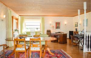 Restaurace v ubytování 5 Bedroom Stunning Home In Slvesborg