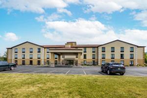 a large building with a car parked in a parking lot at Comfort Inn in Huntingdon