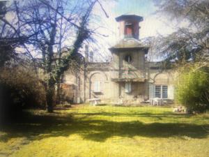 una casa vieja con una torre en la parte superior de un patio en Metz-sud - Appartement 120 m2 dans maison du XVIII - Jouy aux Arches entre Nancy et Luxembourg - Proximité toutes commodités, en Jouy-aux-Arches