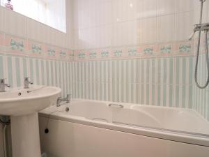 ein Badezimmer mit Waschbecken und Badewanne in der Unterkunft Aln Cottage Alnwick in Alnwick + 5 Fotos