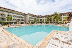 uma grande piscina em frente a um hotel em Sauipe Resorts Ala Mar - All Inclusive na Costa do Sauípe