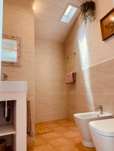 uma casa de banho com um lavatório e um WC. em Casa na Colina : The Cottage and The Long House em São Brás de Alportel