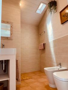 une salle de bain avec un lavabo et des toilettes dans l'établissement Casa na Colina : The Cottage and The Long House, à São Brás de Alportel