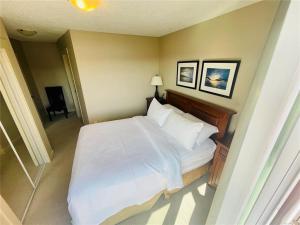 ein Schlafzimmer mit einem großen weißen Bett in einem Zimmer in der Unterkunft Ocean View Townhome - Sooke Harbour Marina in Sooke