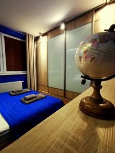 Una habitación con un globo en una mesa con una cama en Apartament Morski z ogródkiem, en Rumia