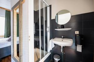 a bathroom with a sink and a mirror at Hotel Auberge Nassau in Eindhoven
