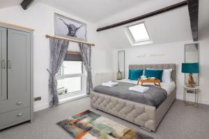 a bedroom with a large bed and a window at Beautiful 2-Bed Cottage in Brampton in Brampton