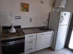 Una cocina o kitchenette en La Casita del Bosque