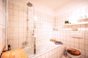 ein Badezimmer mit einer Dusche, einer Badewanne und einem WC in der Unterkunft Gemütliche Ferienwohnung neben der Arena Leipzig "Waldi" in Leipzig + 31 Fotos