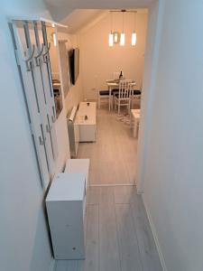 Bele VodeにあるApartman MIVAのキッチンとダイニングルームが備わる空の部屋です。