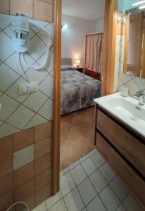 un bagno con doccia, lavandino e letto di Il Geco b&b a Gallipoli