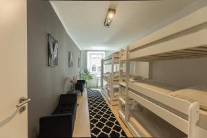 Pokój z 2 łóżkami piętrowymi i krzesłem w obiekcie The Harbour Apartment 2 w mieście Hamburg