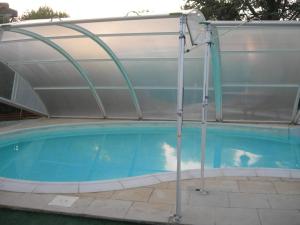 een zwembad met een overkapping bij studio 66 in Caumont-sur-Durance