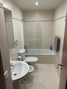 La salle de bains est pourvue de toilettes, d'un lavabo et d'une baignoire. dans l'établissement APARTAMENTO RIO SELLA, à Arriondas