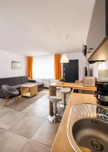 Posezení v ubytování SEO2 Rewal - Apartamenty z osobnym wejściem, grzany basen, darmowe sauny, parking, grill, wifi