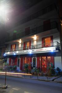 un bâtiment avec un panneau sur son côté la nuit dans l'établissement Le Cocooning 974 Hôtel Restaurant Réunion, à Antananarivo