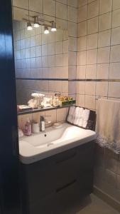 斯希拉特的住宿－BEAU TRIPLEX EN RESIDENCE，一间带水槽和镜子的浴室