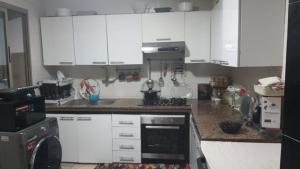 Virtuvė arba virtuvėlė apgyvendinimo įstaigoje BEAU TRIPLEX EN RESIDENCE