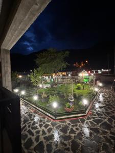Ein Garten an der Unterkunft Mestia Views
