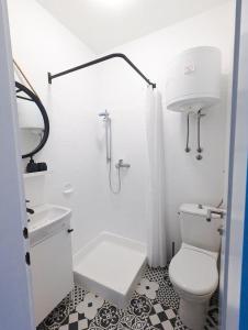 y baño blanco con aseo y ducha. en Wind Rose Rooms, en Baška Voda