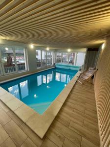 een groot zwembad in een gebouw bij VULYK z MEDOM in Boekovel