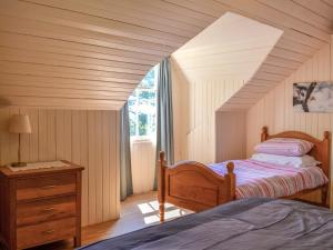 um quarto com 2 camas e uma janela em Mossdale em Rockcliffe
