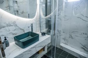 Ένα μπάνιο στο City Hall view suite