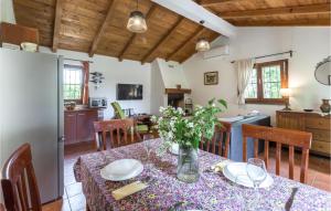 - une cuisine et une salle à manger avec une table et des chaises dans l'établissement 2 Bedroom Awesome Home In Loborika, à Loborika