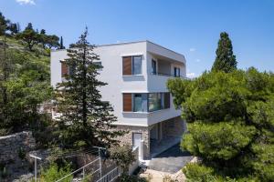 Το κτήριο όπου στεγάζεται  η βίλα
