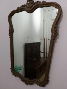 ein Spiegel hängt an einer Wand neben einem Zimmer in der Unterkunft Casa del Ciancio in Palermo