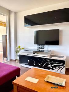 Телевизор и/или развлекательный центр в APARTBEACH EUROPEOS JUNTO PLAYA CLIMATIZADO CON GRAN TERRAZA y MUY LUMINOSO