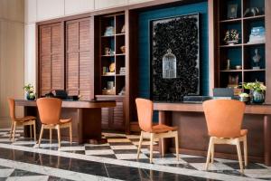una sala da pranzo con tavolo e sedie di Perry Lane Hotel, a Luxury Collection Hotel, Savannah a Savannah