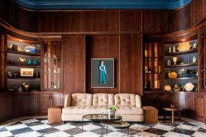 uma sala de estar com um sofá e uma mesa em Perry Lane Hotel, a Luxury Collection Hotel, Savannah em Savannah