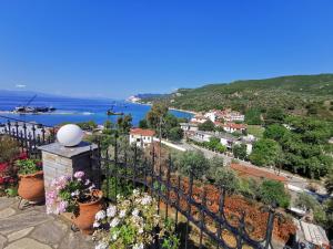 Blick auf eine Stadt von einem Balkon mit Blumen in der Unterkunft Platanias Hillside in Platanias + 29 Fotos