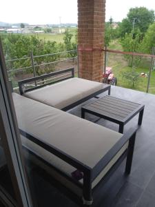 twee bedden op een balkon met uitzicht op een veld bij GoldMerunka in Šakvice