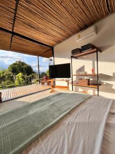 um quarto com uma cama e uma grande janela em Natural Luxury Hotel em Papagalleros