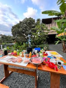 una mesa de madera con comida encima en Natural Luxury Hotel en Papagalleros