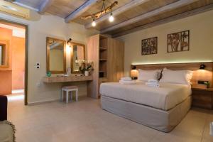 1 dormitorio con 1 cama grande y baño en Effrosini Traditional Home en Nopíyia